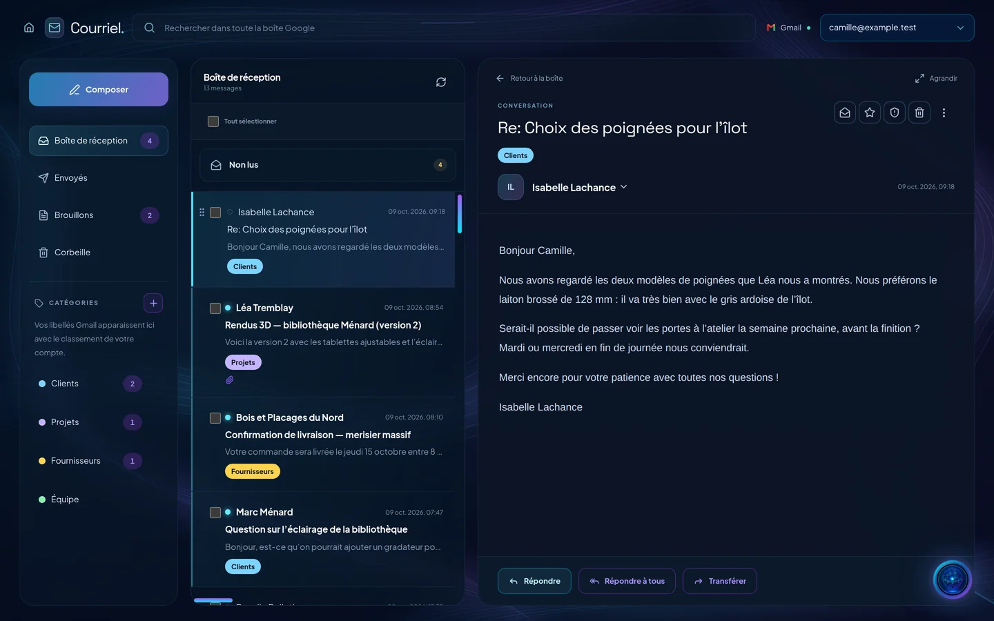 Capture de démonstration : Courriel : le message « Re: Choix des poignées pour l’îlot » ouvert, à côté de la boîte de réception classée par catégories.